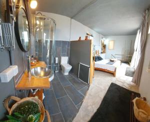 een badkamer met douche, wastafel en toilet bij Anglada, Villa with a private pool and jacuzzi in Lloret de Mar +31 foto's