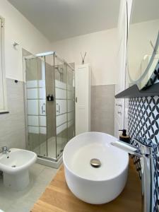 un bagno con un lavandino bianco e una doccia di Mia House - Appartamento Marzamemi a Marzamemi