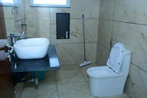 Et badeværelse på Homestay with Modern Amenities + 48 billeder