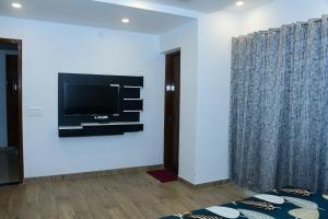 Et tv og/eller underholdning på Homestay with Modern Amenities