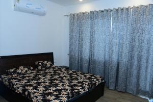 En eller flere senge i et værelse på Homestay with Modern Amenities