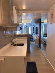 Η κουζίνα ή μικρή κουζίνα στο CJ's Cozy Home