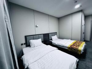 Uma cama ou camas num quarto em Lofty Hotel