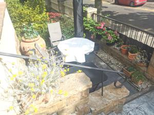 a patio with a table and chairs and flowers at Ferienwohnung Forest & Wein in Neustadt an der Weinstraße
