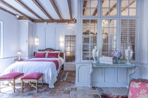 une chambre avec un grand lit et deux chaises dans l'établissement Gîte de l'Antiquaire au cœur de la Citadelle Blaye, à Blaye