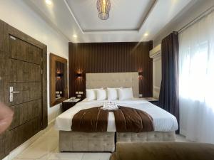 Rúm í herbergi á Presken Hotels, Awolowo Way, Ikeja +27 myndir