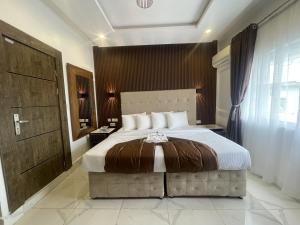 Rúm í herbergi á Presken Hotels, Awolowo Way, Ikeja