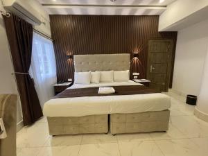 Rúm í herbergi á Presken Hotels, Awolowo Way, Ikeja