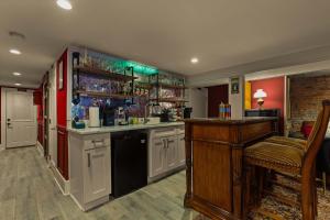 Ảnh trong thư viện ảnh của The Speakeasy Suite A Petworth Hidden Gem ở Washington
