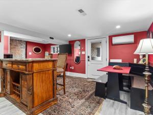 华盛顿The Speakeasy Suite A Petworth Hidden Gem的房间里有红色墙壁和书桌的厨房 更多21张照片