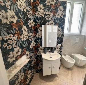 a bathroom with a flower patterned wall at Suite Eleven in Naples +36 photos