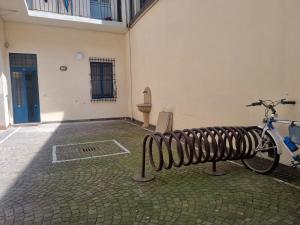 a bike parked in the corner of a building at Victoria's Urban Nest in Brescia