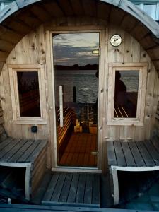 Un pequeño barco con un reloj en la parte delantera. en Luxe woning met hottub en zeezicht VP074, en Wieringerwerf