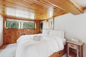 Ένα ή περισσότερα κρεβάτια σε δωμάτιο στο The Cabin House