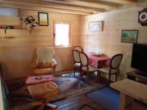 Una sala de estar con una mesa y sillas y un televisor. en Vile Bliznakinje, en Vinci