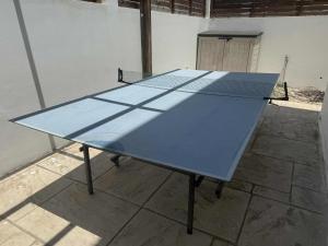 Stolní tenis v ubytování Villa Mulberry Retreat 0,5Km From Everything nebo okolí