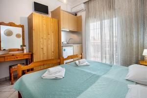 a bedroom with a table with two towels on it at il Centro Studios in Potos