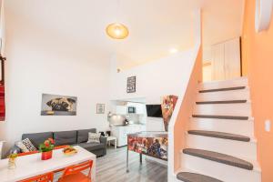 ein Wohnzimmer und eine Küche mit einer Treppe in einem Haus in der Unterkunft happy home POP - apartment with free Pinball Machine in Budapest
