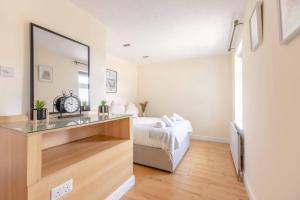 Gallery image of Spacious 4-Bedroom Home - Parking - Garden in White Waltham