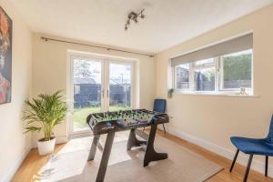 Gallery image of Spacious 4-Bedroom Home - Parking - Garden in White Waltham +10 photos