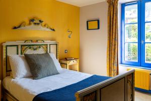 Postel nebo postele na pokoji v ubytování Auberge de Forgès + 11 fotografií