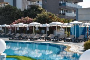 Бассейн в Aparthotel Holiday или поблизости