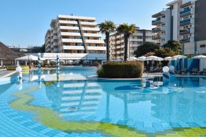Бассейн в Aparthotel Holiday или поблизости