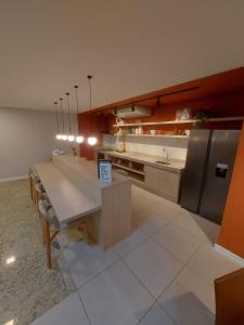 里约热内卢Studio com Piscina no Rooftop的厨房配有大白桌子和电器