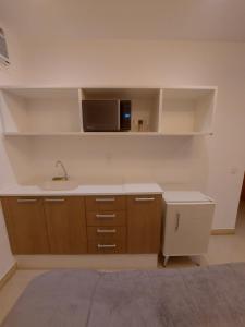 里约热内卢Studio com Piscina no Rooftop的配有水槽和微波炉的厨房