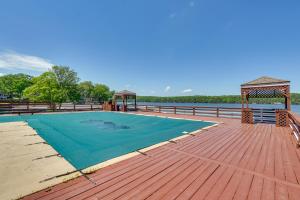 Lakeside Condo with Pool in Osage Beach Main Channel内部或周边的泳池