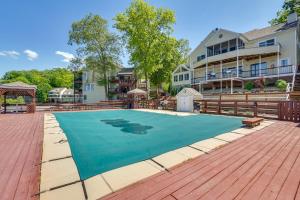 欧塞奇比奇Lakeside Condo with Pool in Osage Beach Main Channel的木制甲板上的大型游泳池