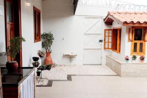 a white house with a staircase and a door at Casa Duplex c/ suíte cozinha completa e ventilador in Diamantina
