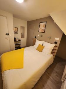 Katil atau katil-katil dalam bilik di chambre jaune