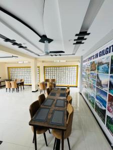 SkarduTibet Otel Skardu的有一张长桌和椅子的会议室