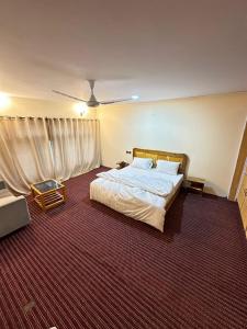 SkarduTibet Otel Skardu的带床和天花板的卧室