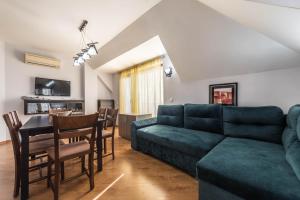 ein Wohnzimmer mit Sofa und Tisch in der Unterkunft FANTASY APARTMENTS in Warna