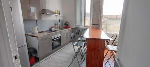 O bucătărie sau chicinetă la Appartement au vieux casque de Bordeaux