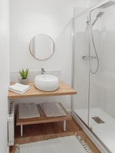 コンカルノーにあるCharmant studio à 2 pas de la plage et du portの洗面台とシャワー付きのバスルーム