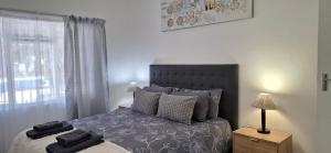a bedroom with a bed and a window at 117 De Hollandsche Molen in Hou Moed +33 photos