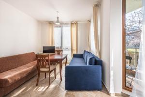 ein Wohnzimmer mit Sofa und Tisch in der Unterkunft FANTASY APARTMENTS in Warna