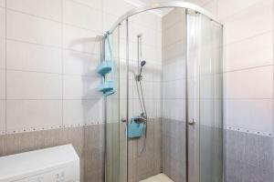 eine Dusche mit Glastür im Badezimmer in der Unterkunft FANTASY APARTMENTS in Warna + 232 Fotos