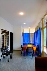 Un comedor con mesa y sillas en Eco Hills Private Pool Villa, en Munnar