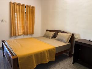 Un dormitorio con una cama con una manta amarilla encima. en Eco Hills Private Pool Villa, en Munnar 19 fotos más