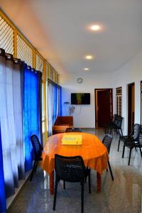 Una habitación con una mesa con sillas y un sofá. en Eco Hills Private Pool Villa, en Munnar