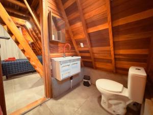 a bathroom with a toilet and a sink at Chalé Toledo e Costa II in Itapeva +33 photos