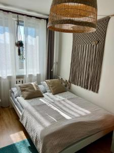 Ένα ή περισσότερα κρεβάτια σε δωμάτιο στο Mieszkanko w centrum