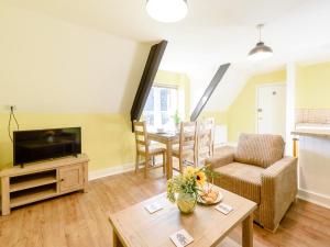 Μια τηλεόραση ή/και κέντρο ψυχαγωγίας στο 2 Bed in Westward Ho 80350