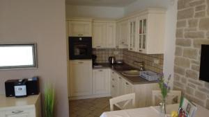 Kuchyň nebo kuchyňský kout v ubytování Apartment Lorenzo