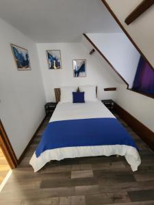 Katil atau katil-katil dalam bilik di chambre bleue