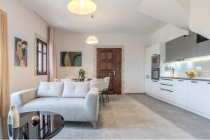 Η κουζίνα ή μικρή κουζίνα στο Sun-kissed Hilltop Villa, priv Pool, Scenic Views